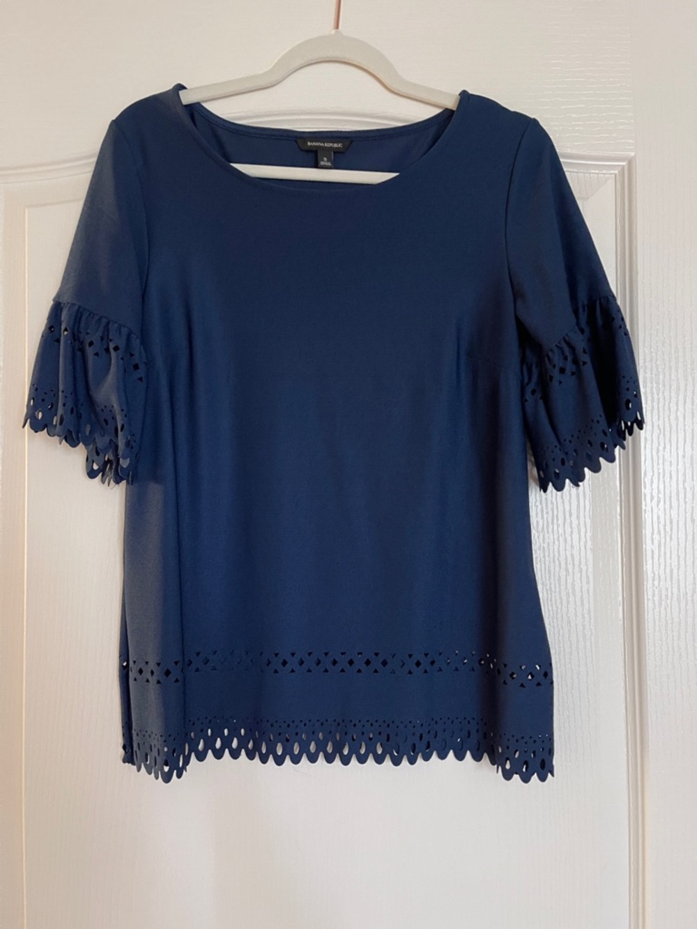 Banana Republic Navy Laser-Cut Short bell Sleeve Blouse, Sz Small
